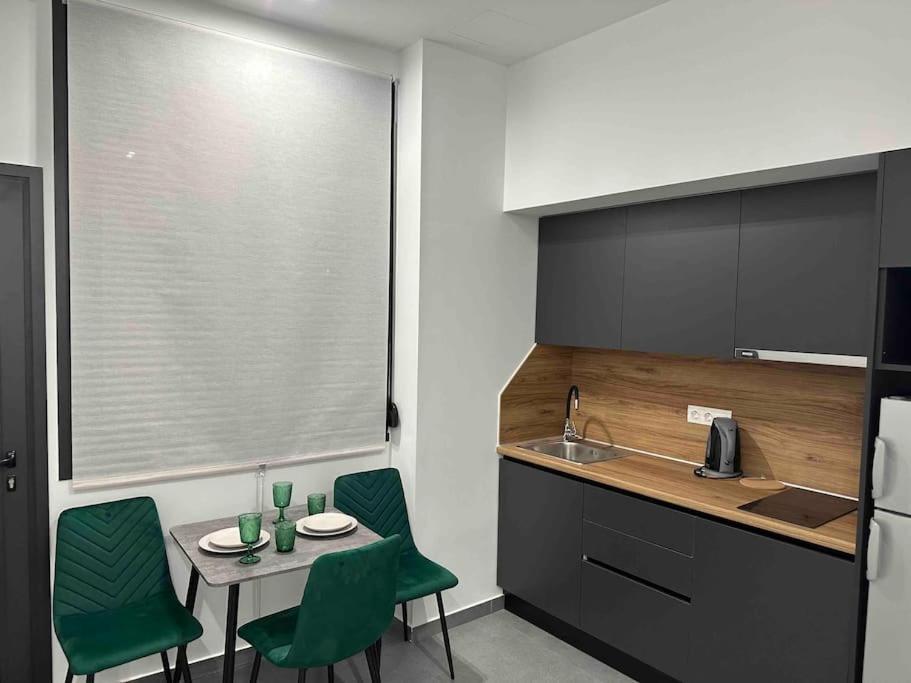 Cozy In A New Building 4 *